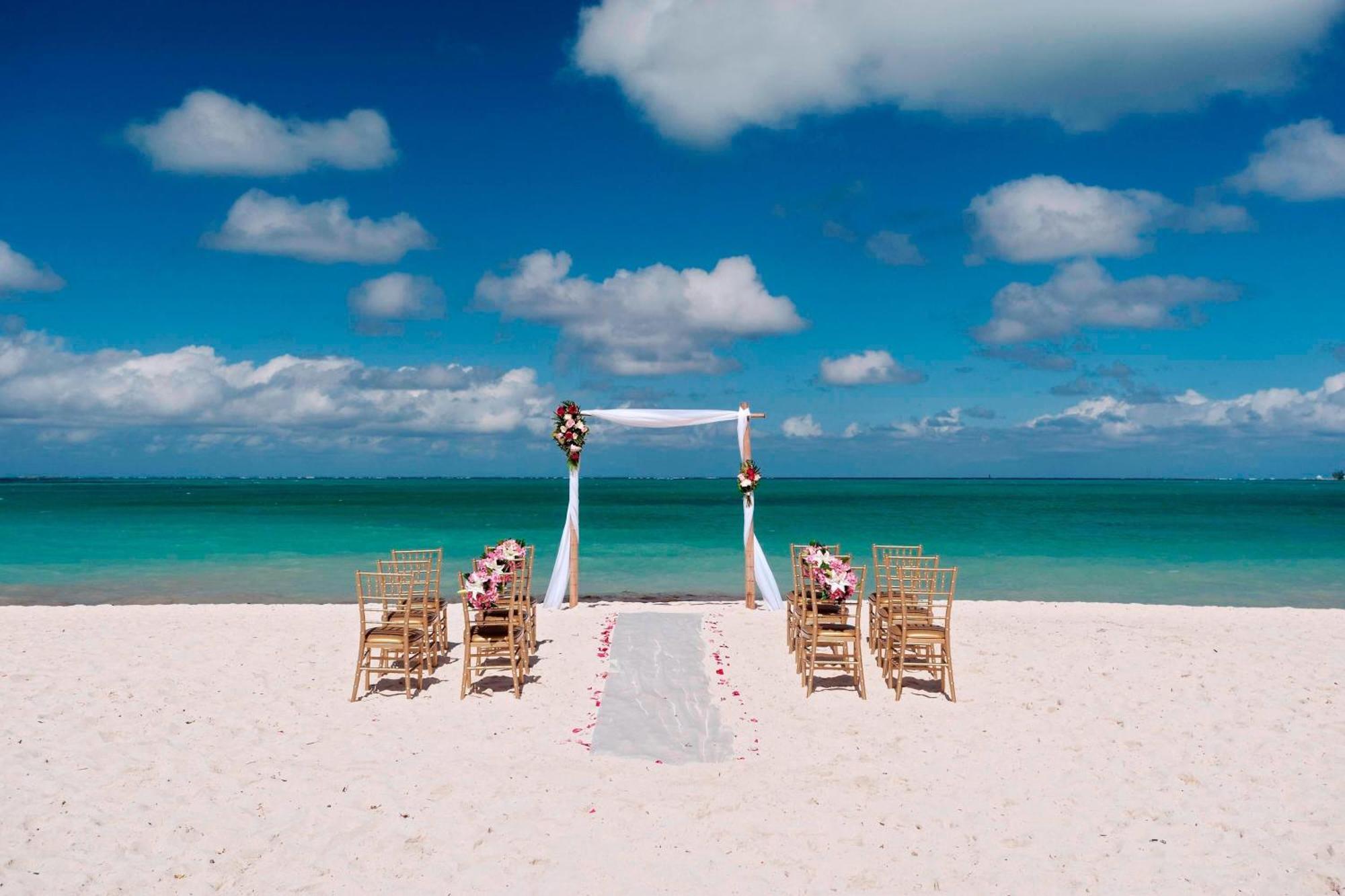Courtyard By Marriott Nassau Downtown/Junkanoo Beach Exterior foto