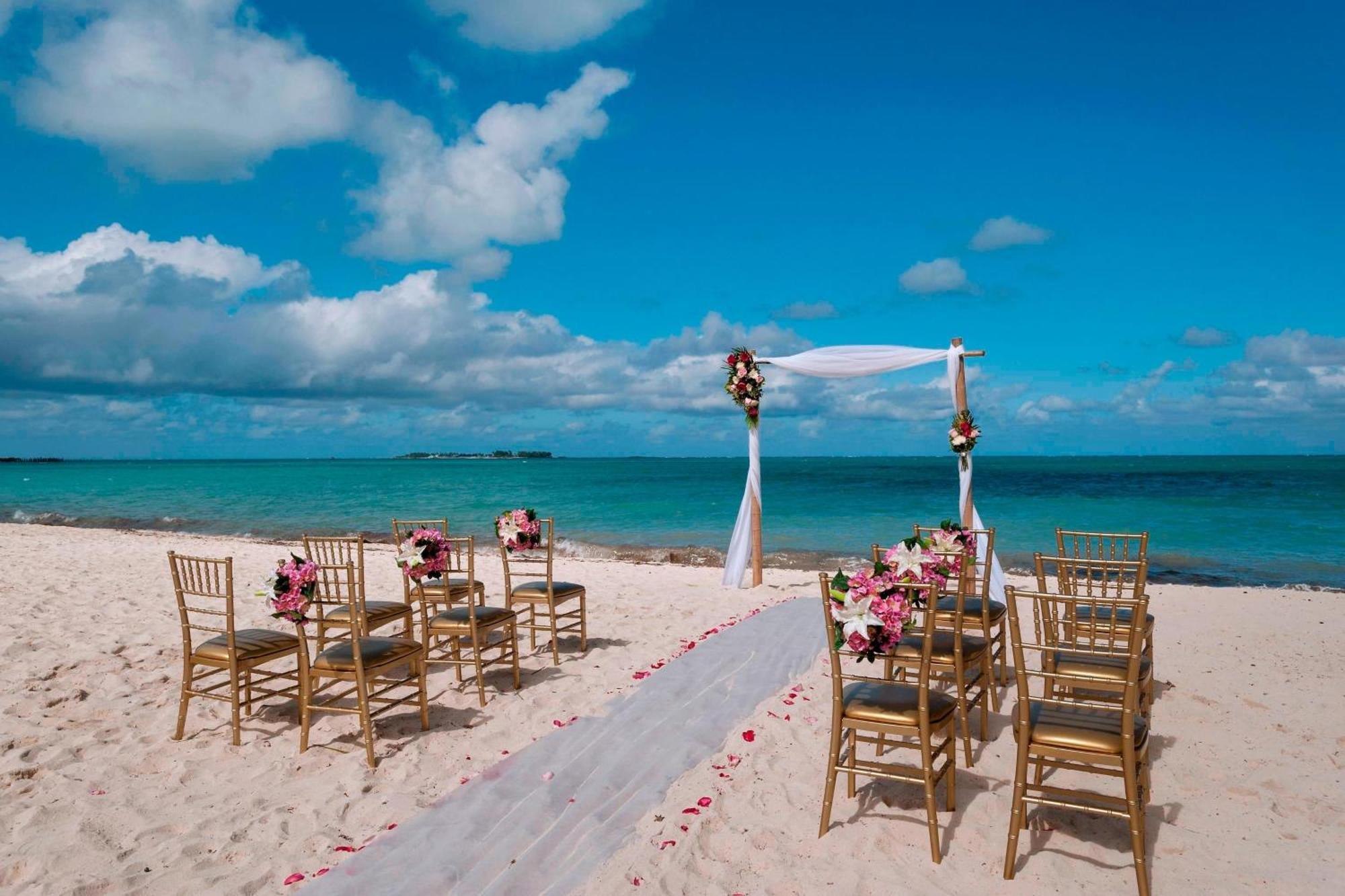 Courtyard By Marriott Nassau Downtown/Junkanoo Beach Exterior foto